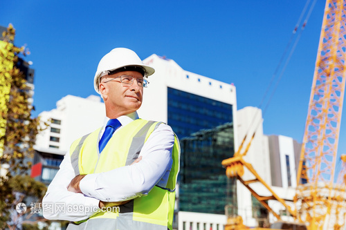 建筑工地的工程师建设者建筑工程师施工场景穿着安全背心